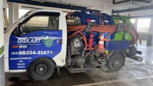 Caminhão de sucção Diskart realizando desentupimento em Goiânia